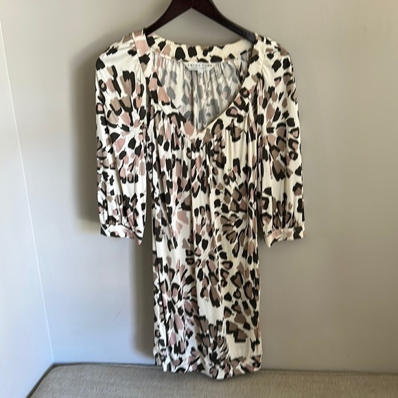 TRINA TURK Silk Dandelion Print Cut Out Shoulder Banded Hem 3/4 Sleeve Dress EUC - Picture 1 of 4